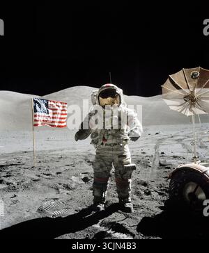 STIER-LITTROW, DER MOND, ERDE – 13. Dezember 1972 – Astronaut Eugene A Cernan wird während Apollo 17 Extraveh auf der Mondoberfläche stehend fotografiert Stockfoto