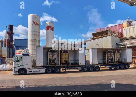 Halmstad, Schweden; 25. August 2023: Höganäs-Lkw mit Metallcontainern in der Metallfabrik Halmstad beladen. Stockfoto