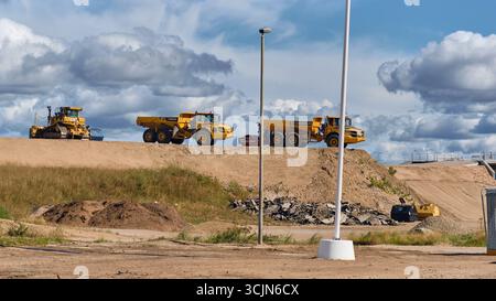 Halmstad, Schweden; 25. August 2023: Volvo-Muldenkipper und Planierraupen arbeiten an Infrastrukturprojekten in Halmstad, Schweden. Stockfoto