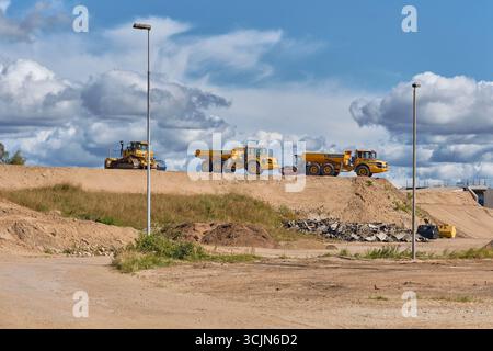 Halmstad, Schweden; 25. August 2023: Volvo-Muldenkipper und Planierraupen arbeiten an Infrastrukturprojekten in Halmstad, Schweden. Stockfoto