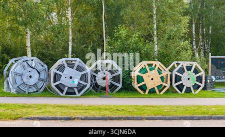 Halmstad, Schweden; 25. August 2023: Große Kabeltrommeln für den Stromnetzausbau werden in Halmstad gelagert. Stockfoto