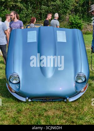 Ruinerwold, Niederlande; 17. August 2024: Der Jaguar E-Type mit aufgesetzter Motorhaube wird auf der Oldtimerdag Ruinerwold Oldtimerdag präsentiert. Stockfoto