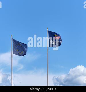 Halmstad, Schweden; 25. August 2023: Flagge der Europäischen Union und Stadtflagge von Halmstad auf der Baustelle von Södra Infarten, Stufe 2 Stockfoto