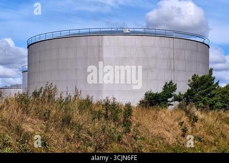 Halmstad, Schweden; 25. August 2023: Öllagertanks auf Industriestandort in Halmstad, Schweden, Energieinfrastruktur. Stockfoto