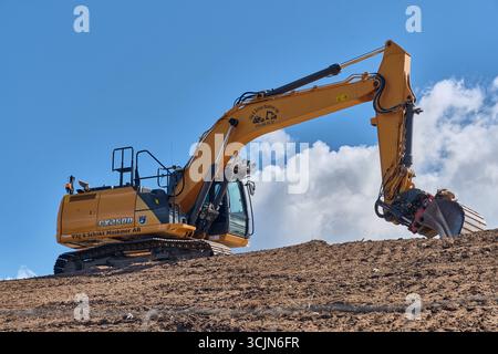 Halmstad, Schweden; 25. August 2023: CASE CX250D-Bagger hebt die Neigung für neue Infrastruktur in Halmstad, Schweden. Stockfoto