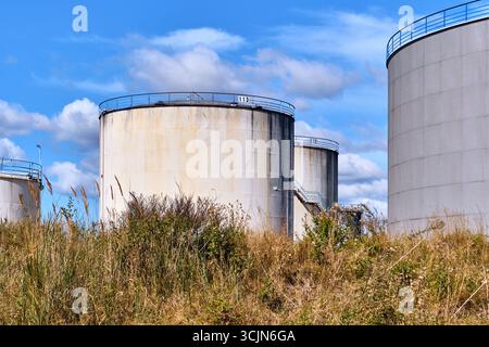 Halmstad, Schweden; 25. August 2023: Öllagertanks auf Industriestandort in Halmstad, Schweden, Energieinfrastruktur. Stockfoto