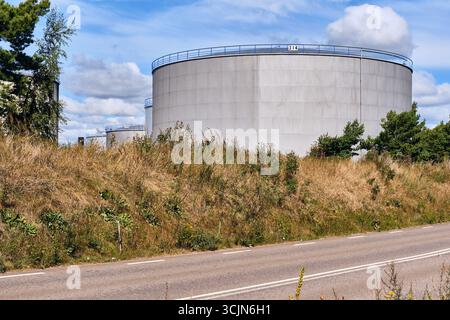 Halmstad, Schweden; 25. August 2023: Öllagertanks auf Industriestandort in Halmstad, Schweden, Energieinfrastruktur. Stockfoto