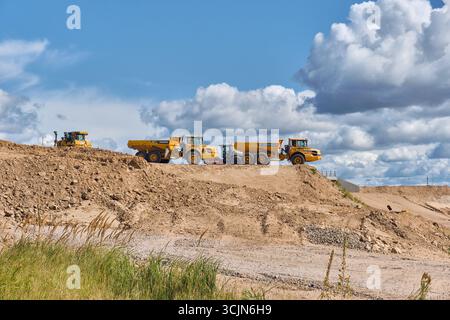 Halmstad, Schweden; 25. August 2023: Volvo-Muldenkipper und Planierraupen arbeiten an Infrastrukturprojekten in Halmstad, Schweden. Stockfoto