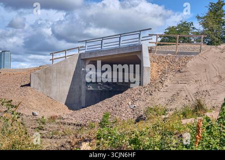 Halmstad, Schweden; 25. August 2023: Betonunterführung für Fußgänger- und Fahrradverkehr im Rahmen eines neuen Halmstad-Infrastrukturprojekts. Stockfoto