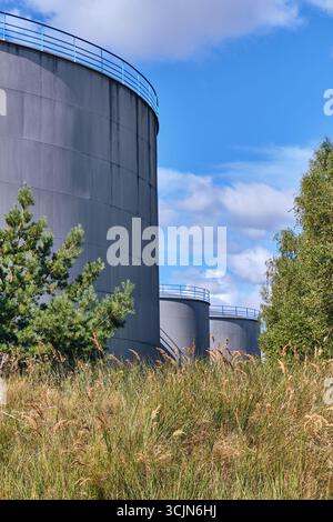 Halmstad, Schweden; 25. August 2023: Öllagertanks auf Industriestandort in Halmstad, Schweden, Energieinfrastruktur. Stockfoto