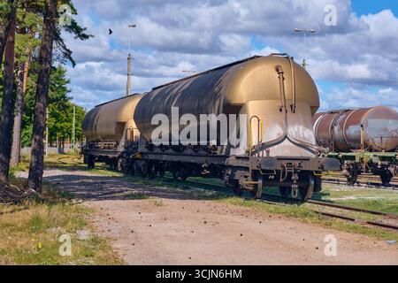 Halmstad, Schweden; 25. August 2023: VTG-Güterwaggons parkten auf Halmstad-Bahngleisen. Stockfoto
