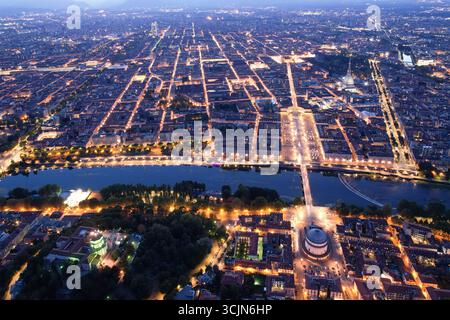 Aus der Vogelperspektive die beleuchtete Stadtlandschaft, die sich auf dem ruhigen Fluss spiegelt, mit der Mole Antonelliana hoch in der Ferne, Turin, Piemont, Italien. Stockfoto