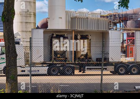 Halmstad, Schweden; 25. August 2023: Höganäs-Lkw mit Metallcontainern in der Halmstad-Metallfabrik beladen. Stockfoto