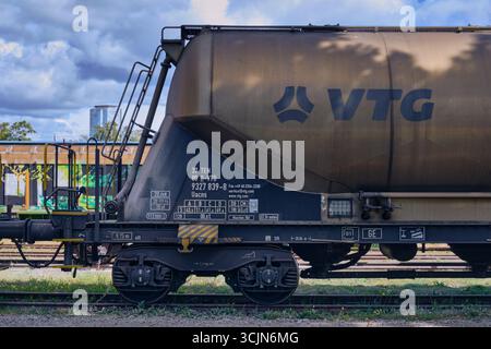 Halmstad, Schweden; 25. August 2023: Ein Teil des VTG-Güterkraftwagens parkte auf den Bahnhofsgleisen von Halmstad. Stockfoto