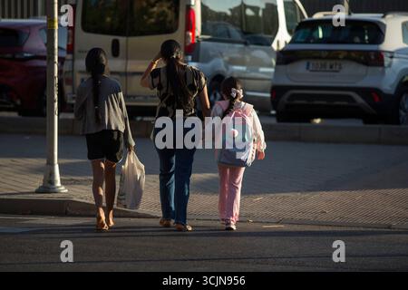 Madrid, Spanien. September 2025. Eine Mutter geht mit ihren Töchtern zur Schule und begleitet ihn am ersten Schultag. In der Gemeinde Madrid beginnt das Schuljahr 2025/2026 für Vorschulen, Grundschulen, Sonderschulen und private Vorschulen. Quelle: SOPA Images Limited/Alamy Live News Stockfoto