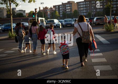 Madrid, Spanien. September 2025. Ein Junge mit dem Rucksack und der Hand seiner Mutter überquert am ersten Schultag eine Ampel auf dem Weg zur Schule. In der Gemeinde Madrid beginnt das Schuljahr 2025/2026 für Vorschulen, Grundschulen, Sonderschulen und private Vorschulen. Quelle: SOPA Images Limited/Alamy Live News Stockfoto