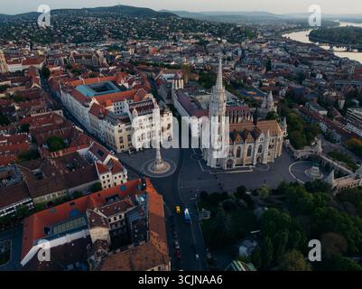 Aus der Vogelperspektive der Matthiaskirche erhebt sich majestätisch über Budas historisches Viertel, eine Symphonie von architektonischer Brillanz, Budapest, Ungarn. Stockfoto