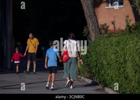 Madrid, Spanien. September 2025. Eine Mutter geht Hand in Hand mit ihrem Sohn zur Schule und begleitet ihn am ersten Schultag. In der Gemeinde Madrid beginnt das Schuljahr 2025/2026 für Vorschulen, Grundschulen, Sonderschulen und private Vorschulen. (Foto: Luis Soto/SOPA Images/SIPA USA) Credit: SIPA USA/Alamy Live News Stockfoto
