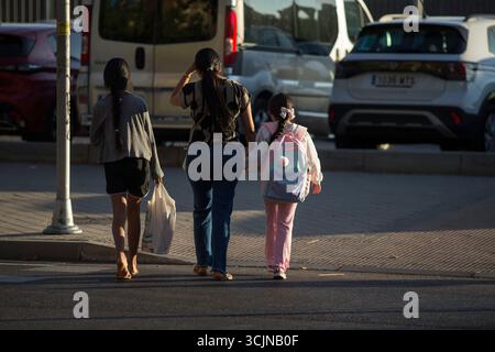 Madrid, Spanien. September 2025. Eine Mutter geht mit ihren Töchtern zur Schule und begleitet ihn am ersten Schultag. In der Gemeinde Madrid beginnt das Schuljahr 2025/2026 für Vorschulen, Grundschulen, Sonderschulen und private Vorschulen. (Foto: Luis Soto/SOPA Images/SIPA USA) Credit: SIPA USA/Alamy Live News Stockfoto