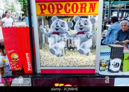 Cetinje, Montenegro, 3. August 2025, Popcorn Salz Fast Food in Outdoor Glasmaschine Pop Corn Oven Fastfood gebuttert Stockfoto