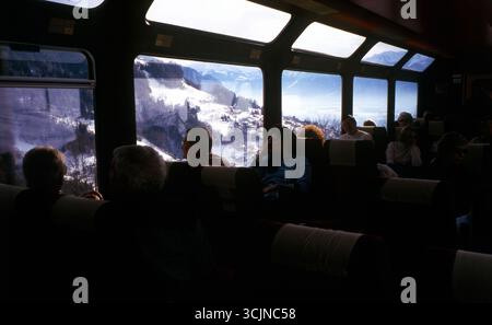 Passagiere an Bord des Glacier Express Panoramabus, Schweizer Alpen, 2000er Jahre Stockfoto