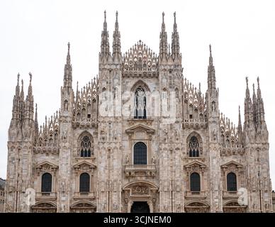 Blick auf die berühmte Mailänder Kathedrale oder den Mailänder Dom auf der piazza in Mailand, Italien Stockfoto