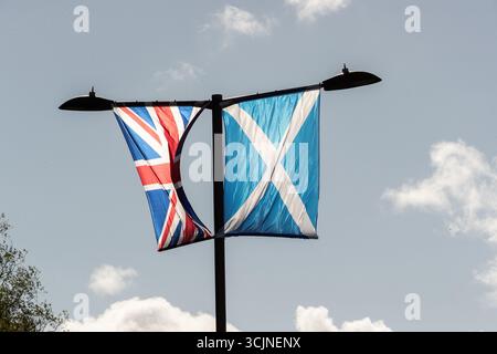 Birmingham, Großbritannien. August 2025. Die Operation Heben the Colors wird in Birmingham unvermindert fortgesetzt. Flaggen aus den Ländern des Vereinigten Königreichs und sogar Irland, das nicht zum Vereinigten Königreich gehört, fliegen im Gebiet Quinton in Birmingham, West Midlands. Quelle: Peter Lopeman/Alamy Live News Stockfoto