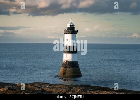 Trwyn du Lighthouse in Anglesey bei Sonnenuntergang Stockfoto