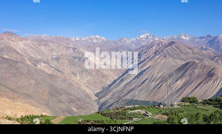 Blick von Nako Top auf den Himalaya Mountain Range, Nako, Lahaul Spiti, Himachal Pradesh, Indien. Stockfoto