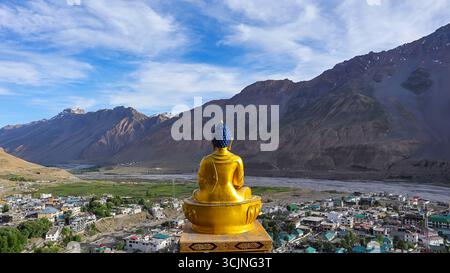 Panoramablick auf die Stadt KAZA mit Lord Buddha Statue, KAZA, Lahaul Spiti, Himachal Pradesh, Indien. Stockfoto