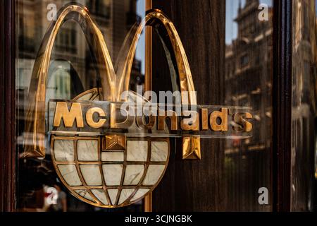 McDonalds Logo auf einer Glastür. Fastfood in madrid, spanien 08.06.2025 Stockfoto