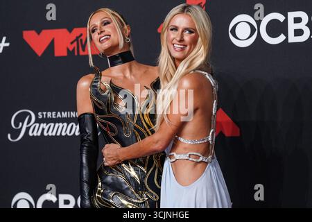 Elmont, Usa. September 2025. ELMONT, NASSAU COUNTY, NEW YORK, USA - 7. SEPTEMBER: Paris Hilton und Schwester Nicky Hilton Rothschild kommen am 7. September 2025 bei den MTV Video Music Awards an, die am 7. September 2025 in Elmont, Nassau County, New York, USA, stattfinden. (Foto: Jorge Estrellado/Image Press Agency) Credit: Image Press Agency/Alamy Live News Stockfoto