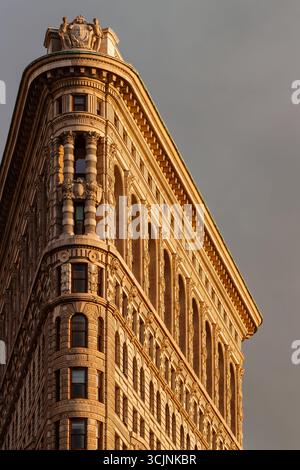 Blick auf das Flatiron Building bei Sonnenuntergang an der Kreuzung von Broadway und Fifth Avenue im Flatiron District, Manhattan, New York City Stockfoto