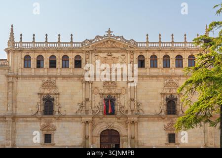 Alcalá de Henares, Spanien. August 2025. Flacher Blick auf die platereske Fassade des historischen Colegio de San Ildefonso Stockfoto