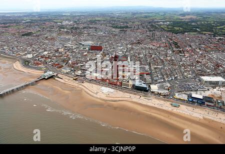 Blick aus der Vogelperspektive auf Blackpool mit Blackpool Tower, Lancashire Stockfoto