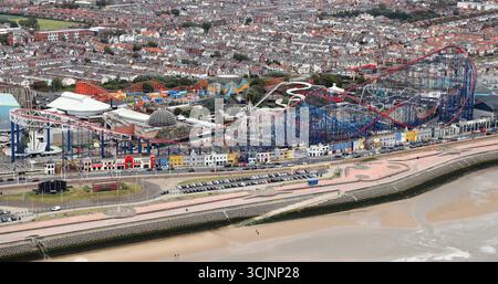 Blick aus der Vogelperspektive auf den Vergnügungspark Blackpool Pleasement Beach, Blackpool, Lancashire Stockfoto