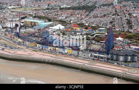 Blick aus der Vogelperspektive auf den Vergnügungspark Blackpool Pleasement Beach, Blackpool, Lancashire Stockfoto