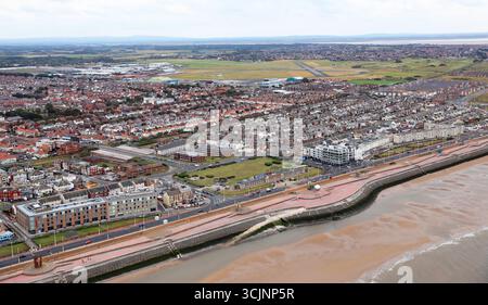 Blick aus der Vogelperspektive auf die Küste von Blackpool mit Blick auf SE bei der Endanfahrt zur Landebahn 13 am Blackpool Airport. Das Solaris Conference Centre steht im Vordergrund Stockfoto