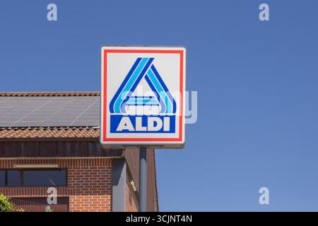 Aldi-Supermarktschild mit Solarpaneelen auf dem Dach zur Förderung erneuerbarer Energien und Nachhaltigkeit Stockfoto