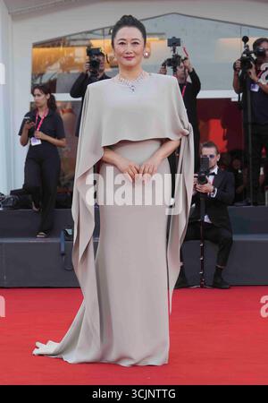 Venise, Venetie, ITALIEN. September 2025. Venedig, Italien. September 2025. ZHAO TAO besuchte am 6. September 2025 den Roten Teppich des 82. Internationalen Filmfestivals von Venedig im Lido in Venedig. (Kreditbild: © Laurent Lairys/ZUMA Press Wire) NUR REDAKTIONELLE VERWENDUNG! Nicht für kommerzielle ZWECKE! Stockfoto