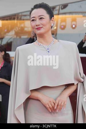 Venise, Venetie, ITALIEN. September 2025. Venedig, Italien. September 2025. ZHAO TAO besuchte am 6. September 2025 den Roten Teppich des 82. Internationalen Filmfestivals von Venedig im Lido in Venedig. (Kreditbild: © Laurent Lairys/ZUMA Press Wire) NUR REDAKTIONELLE VERWENDUNG! Nicht für kommerzielle ZWECKE! Stockfoto
