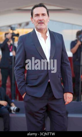 Venise, Venetie, ITALIEN. September 2025. Venedig, Italien. September 2025. GILLES LELLOUCHE besuchte am 6. September 2025 den Roten Teppich des 82. Internationalen Filmfestivals von Venedig im Lido in Venedig. (Kreditbild: © Laurent Lairys/ZUMA Press Wire) NUR REDAKTIONELLE VERWENDUNG! Nicht für kommerzielle ZWECKE! Stockfoto