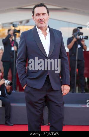 Venise, Venetie, ITALIEN. September 2025. Venedig, Italien. September 2025. GILLES LELLOUCHE besuchte am 6. September 2025 den Roten Teppich des 82. Internationalen Filmfestivals von Venedig im Lido in Venedig. (Kreditbild: © Laurent Lairys/ZUMA Press Wire) NUR REDAKTIONELLE VERWENDUNG! Nicht für kommerzielle ZWECKE! Stockfoto