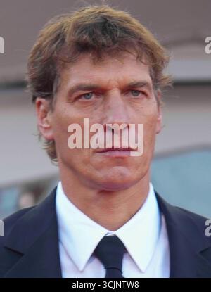 Venise, Venetie, ITALIEN. September 2025. Venedig, Italien. September 2025. CEDRIC JIMENEZ besuchte am 6. September 2025 den Roten Teppich des 82. Internationalen Filmfestivals von Venedig im Lido in Venedig. (Kreditbild: © Laurent Lairys/ZUMA Press Wire) NUR REDAKTIONELLE VERWENDUNG! Nicht für kommerzielle ZWECKE! Stockfoto