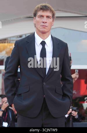Venise, Venetie, ITALIEN. September 2025. Venedig, Italien. September 2025. CEDRIC JIMENEZ besuchte am 6. September 2025 den Roten Teppich des 82. Internationalen Filmfestivals von Venedig im Lido in Venedig. (Kreditbild: © Laurent Lairys/ZUMA Press Wire) NUR REDAKTIONELLE VERWENDUNG! Nicht für kommerzielle ZWECKE! Stockfoto