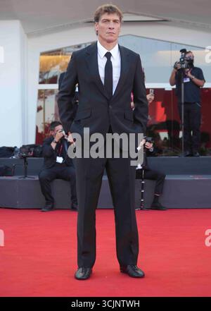 Venise, Venetie, ITALIEN. September 2025. Venedig, Italien. September 2025. CEDRIC JIMENEZ besuchte am 6. September 2025 den Roten Teppich des 82. Internationalen Filmfestivals von Venedig im Lido in Venedig. (Kreditbild: © Laurent Lairys/ZUMA Press Wire) NUR REDAKTIONELLE VERWENDUNG! Nicht für kommerzielle ZWECKE! Stockfoto