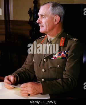 NEW DELHI, INDIEN - 1943 - Porträt des Feldmarschalls Sir Archibald Wavell, 1. Earl Wavell ( 1883-1950 ) an seinem Schreibtisch - wahrscheinlich genommen Delhi, Indien - wh Stockfoto
