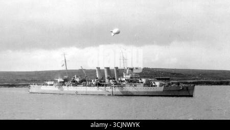 SCAPA FLOW, ORKNEY ISLANDS, SCHOTTLAND, Großbritannien - August 1941 - der britische Royal Navy County-Class Heavy Cruiser HMS Dorsetshire vor Anker bei Scapa Flow in Stockfoto