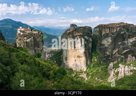Meteora, Griechenland - altes Kloster der Heiligen dreifaltigkeit auf dem Bergfelsen Stockfoto