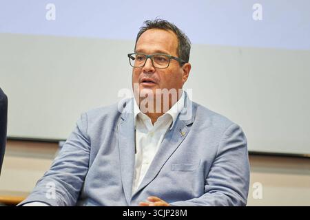 News - Matteo Salvini eröffnet Wahlkampagne der Lega in Kalabrien für die Regionalwahlen mit Roberto Occhiuto e Claudio Durigon und Matteo Salvini eröffnen Wahlkampagne der Lega in Kalabrien für die Regionalwahlen bei Matteo Salvini eröffnet Wahlkampagne der Lega in Kalabrien für die Regionalwahlen mit Roberto Occhiuto e Claudio Durigon 2025 2014764 Stockfoto